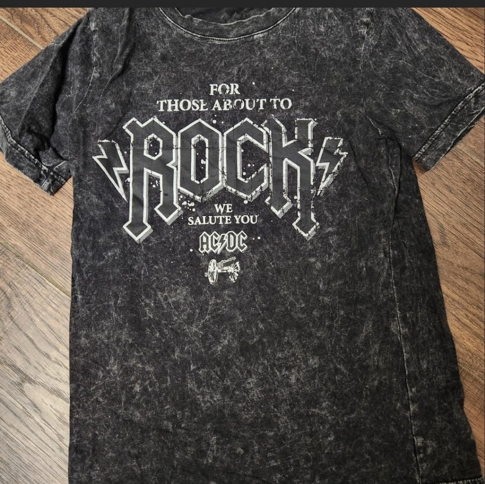 Graphic tee